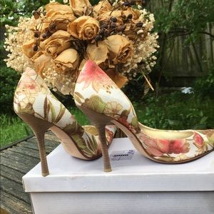 🌹Guess floral pumps. Offers are accepted🌹